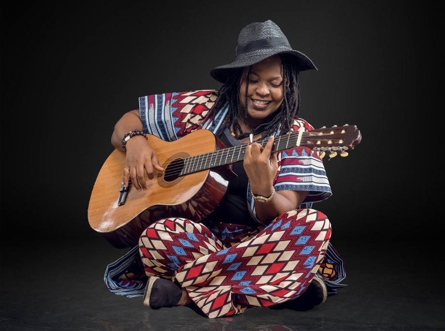 Princesse NOA à la guitare